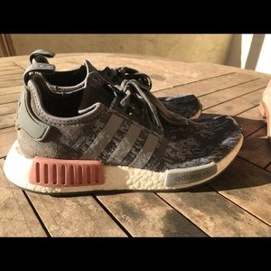 NMD R1 HEATHER GREY PINK